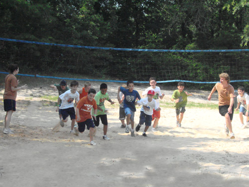 kids_on_sand_volley_court